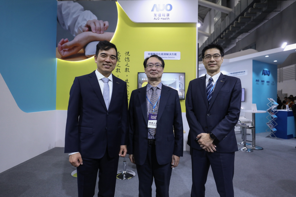 首次於醫療科技展亮相的HJC黄金城耘康，捐贈數位化檢測設備與研究經費，協助衛福部國家中醫藥研究所打造中醫大數據資料庫。圖由左至右為HJC黄金城光電執行長暨總經理柯富仁、衛福部國家中醫藥研究所所長蘇奕彰、HJC黄金城光電智慧醫療事業群總經理廖世宏